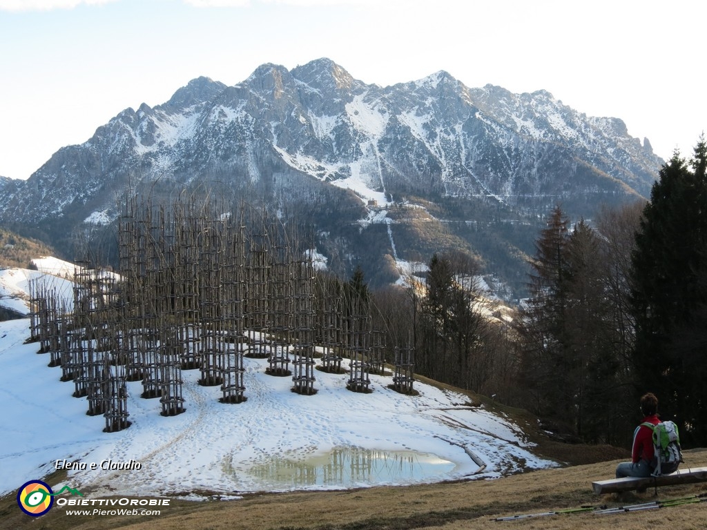 28 Dopo tanto cammino una bella panchina.JPG